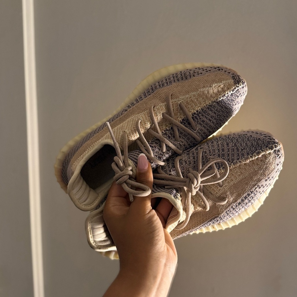 Yeezy Boost 350 V2- Ash Pearl - Picture 3 of 9